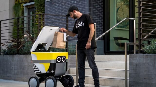 Demandan a robots repartidores de comida por escanear rostros y cuerpos sin permiso