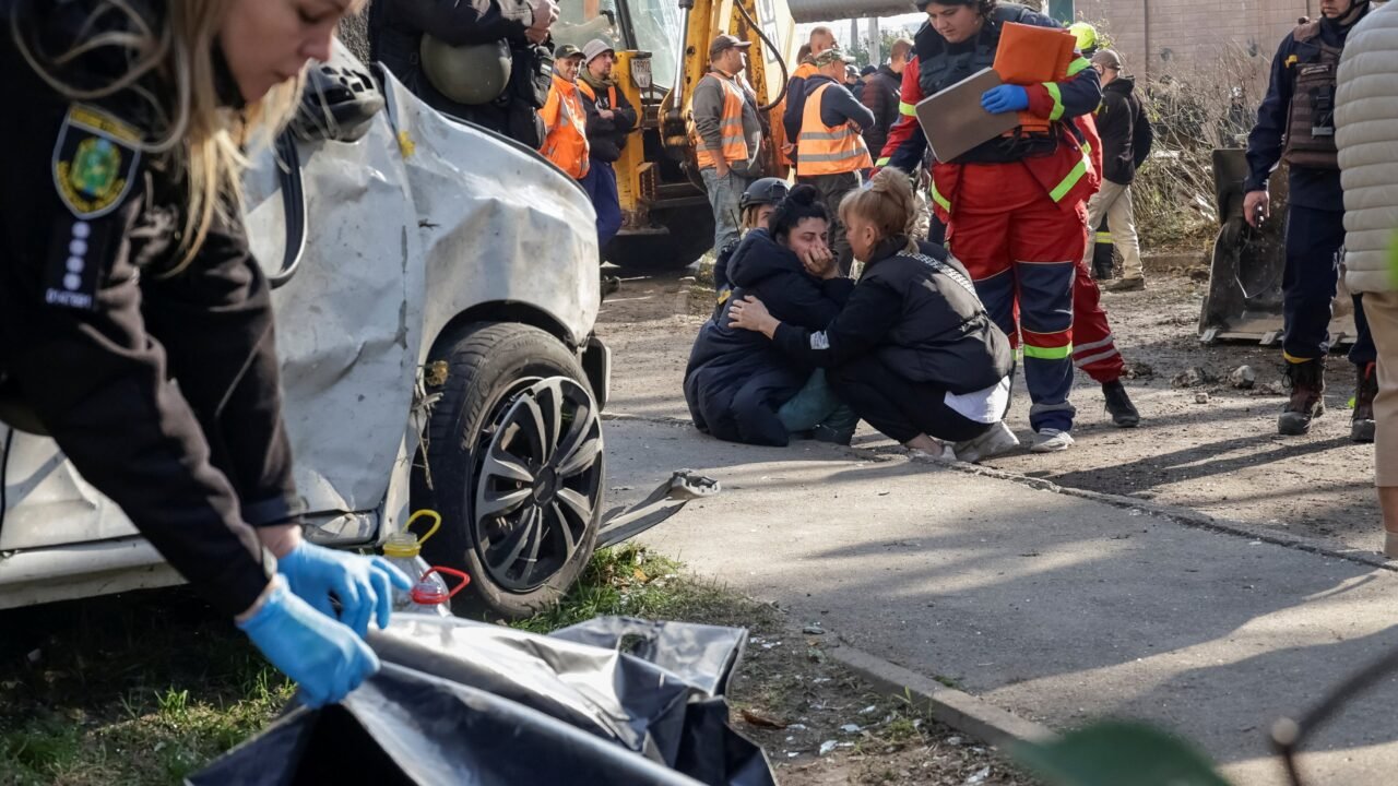 Una ataque ruso contra un parque de Kharkiv dejó seis muertos, entre ellos dos niñas