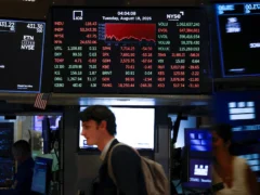 Jornada financiera: subieron los bonos argentinos y cayó el riesgo país, pero las acciones cedieron por cuarto día seguido