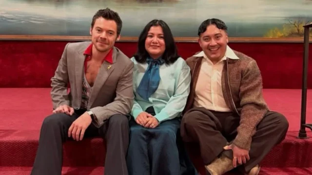 El videoclip de “Coming Up Roses” incorpora a la pareja que se comprometió durante un concierto de Harry Styles