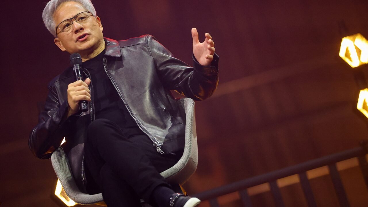“Todas las empresas fabricarán cerebros y tendrán dos fábricas, la real y la digital”: Jensen Huang, CEO de Nvidia