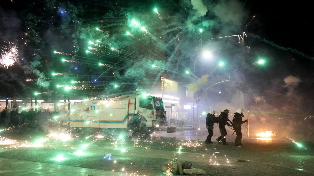 El primer ministro de Albania rechazó dimitir en el sexto día de violentas protestas: “Está en juego la negociación con la UE”