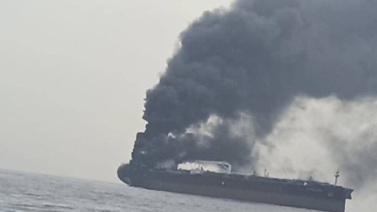 En plena ola de ataques, la Armada iraní aseguró que un petrolero “se incendió” al cruzar una zona prohibida en Ormuz