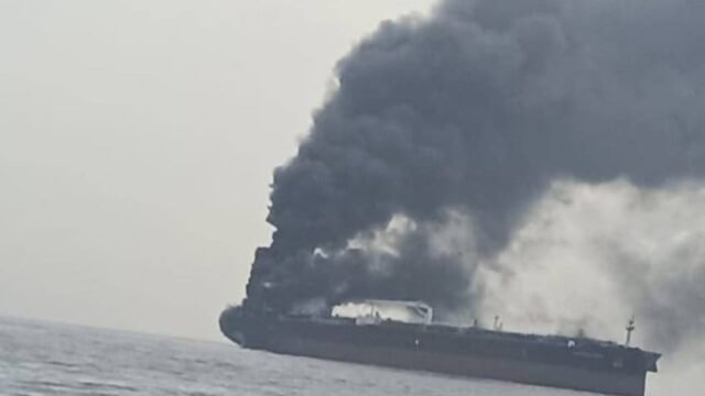 En plena ola de ataques, la Armada iraní aseguró que un petrolero “se incendió” al cruzar una zona prohibida en Ormuz
