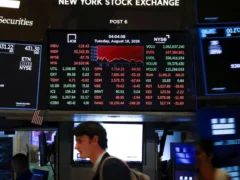 Los bonos argentinos rebotaron y cayó el riesgo país, pero Wall Street frenó a las acciones