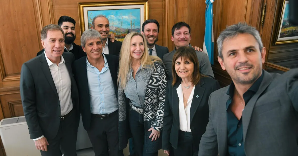 «Guerra de egos»: la interna entre los Caputo y los Menem que complica las leyes en el Congreso y meten presión al dólar