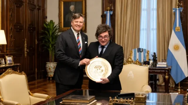 Milei recibió a Christopher Landau: energía, inversiones y la disputa por la Ley de Defensa de la Soberanía