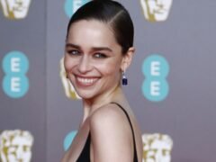 Emilia Clarke revela por qué evita navegar en Instagram pese a tener millones de seguidores: “Me siento miserable”