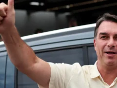 Flávio Bolsonaro desconoció el triunfo de Lula, le agradeció a Milei y se autoproclamó presidente de Brasil