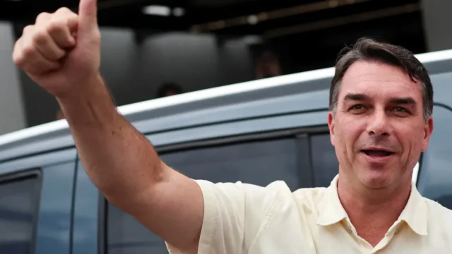 Flávio Bolsonaro desconoció el triunfo de Lula, le agradeció a Milei y se autoproclamó presidente de Brasil