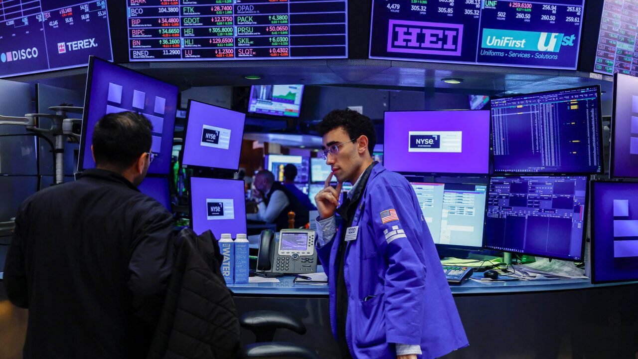 El Nasdaq lidera la recuperación de Wall Street mientras París y Milán caen por la violencia urbana