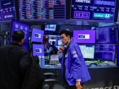 El Nasdaq lidera la recuperación de Wall Street mientras París y Milán caen por la violencia urbana
