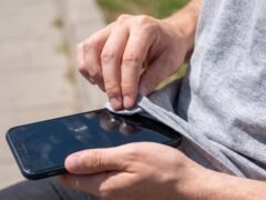 Por qué no se debe limpiar la pantalla del celular con ropa o papel de cocina y cuál es la mejor opción