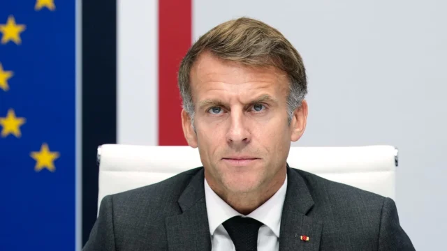 Macron se reúne con representantes estudiantiles en medio de la crisis social y las violentas protestas en Francia