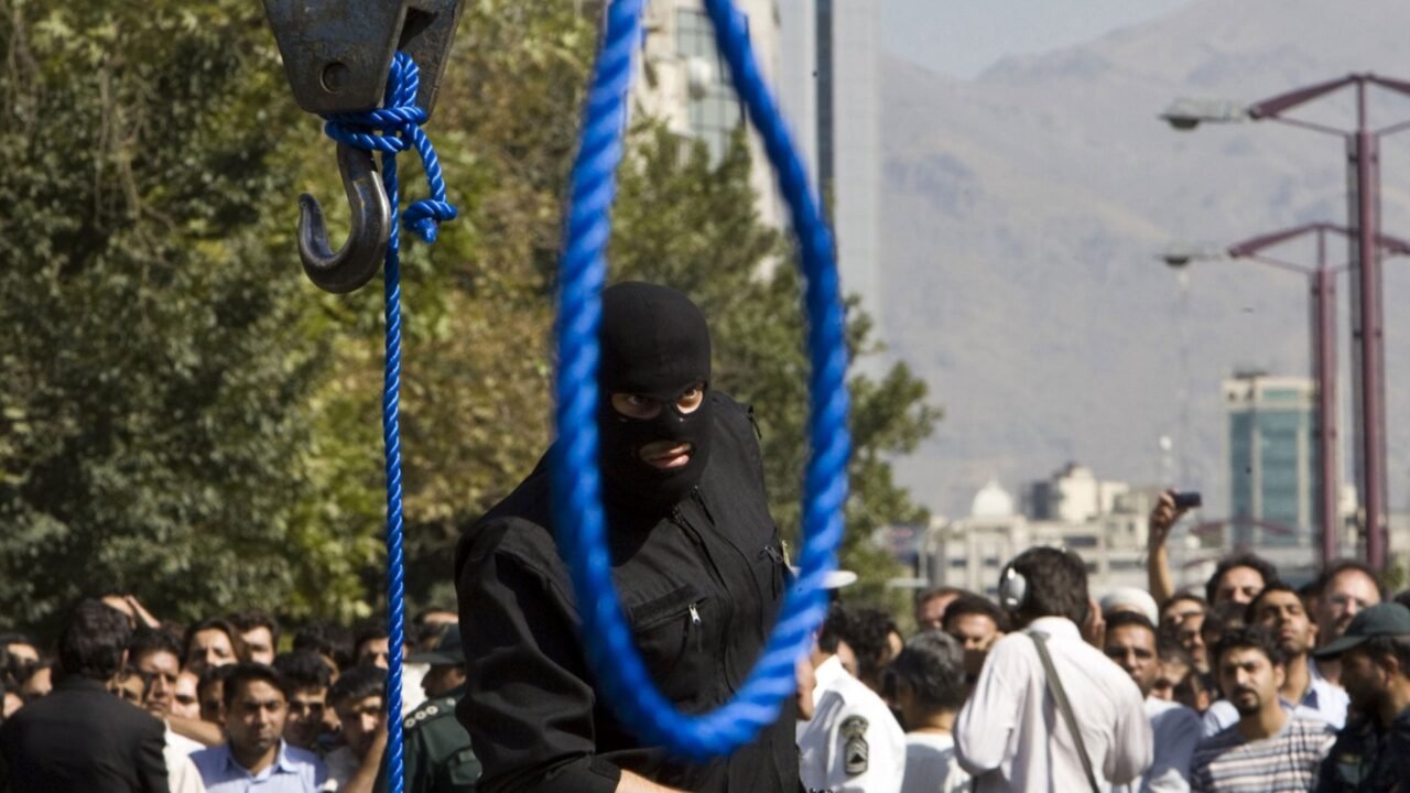 El régimen de Irán condenó a muerte a 106 personas desde las protestas de enero