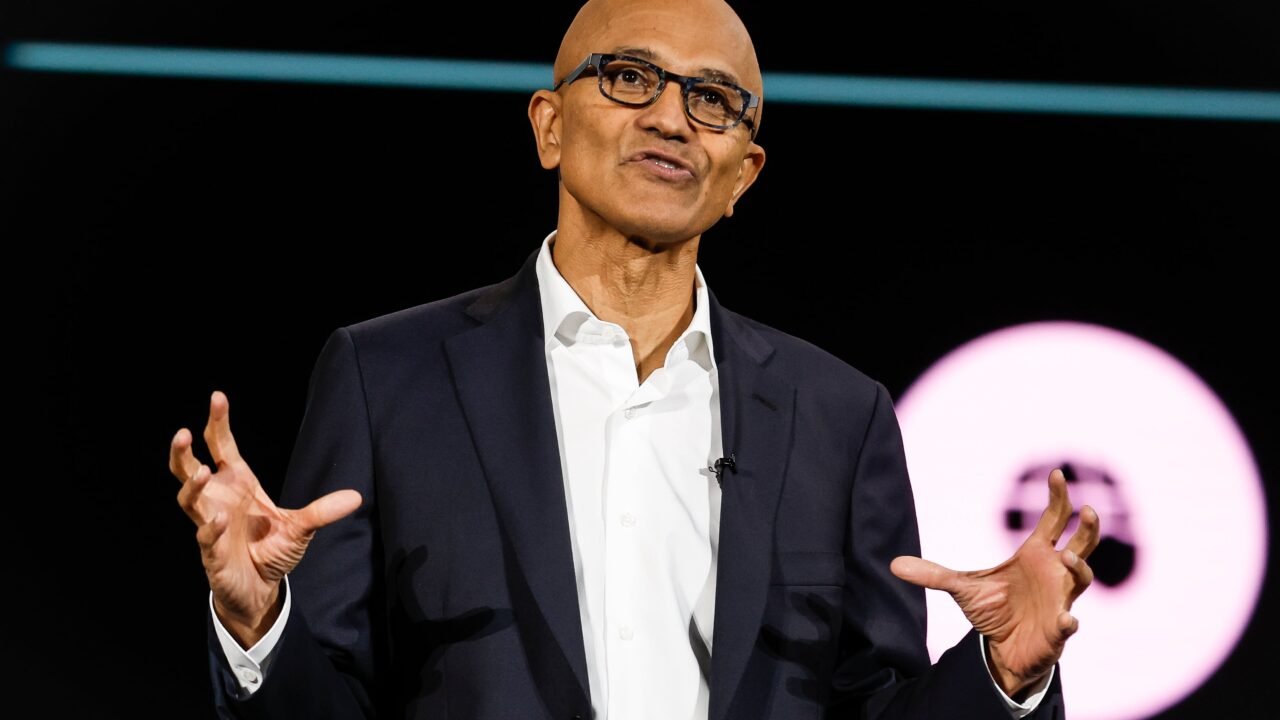 Satya Nadella, CEO de Microsoft, impone la regla de oro en IA para las empresas: “Si no se puede observar, no se puede confiar”
