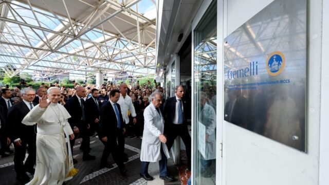 El papa León XIV agradeció los mensajes de apoyo en una nota enviada desde el hospital Gemelli