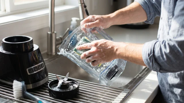 Cómo limpiar la licuadora y quitarle el mal olor: desde el motor hasta el vaso, según fabricantes
