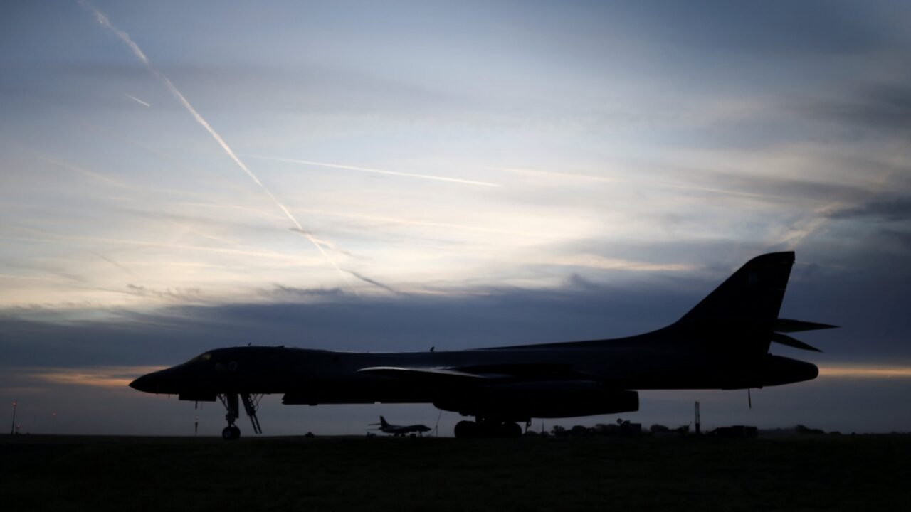 Trump confirmó que una «amenaza» motivó el traslado de los bombarderos B-1 de la base en Reino Unido