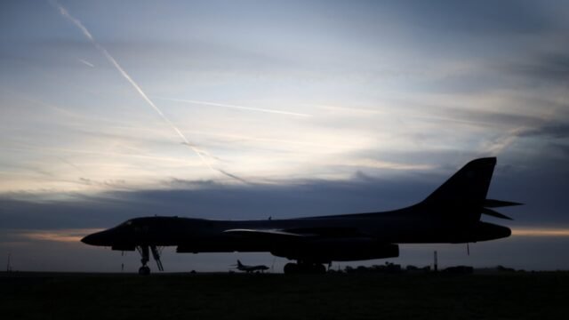 Trump confirmó que una «amenaza» motivó el traslado de los bombarderos B-1 de la base en Reino Unido