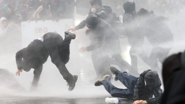 Disturbios en Bruselas: jóvenes y policías se enfrentan en la jornada de huelga nacional contra el ajuste