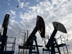 El petróleo cae tras el anuncio de Trump de una tregua energética entre Rusia y Ucrania pese a los ataques hutíes en Arabia Saudita