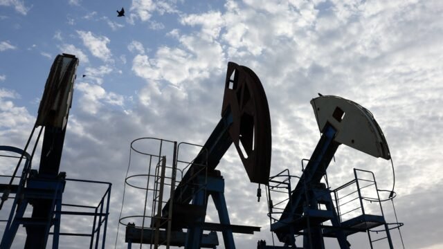 El petróleo cae tras el anuncio de Trump de una tregua energética entre Rusia y Ucrania pese a los ataques hutíes en Arabia Saudita