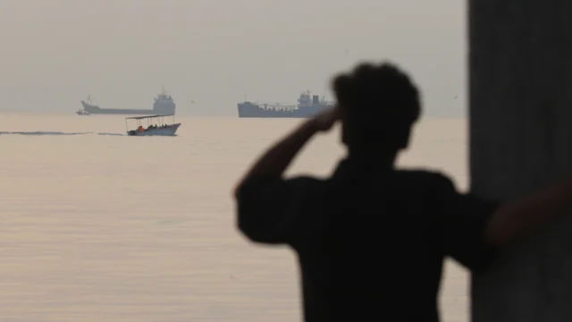 Nuevo incidente en el estrecho de Ormuz: el régimen de Irán dijo que un petrolero se incendió tras chocar con minas submarinas