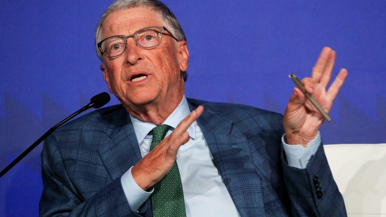 “No estamos prestando atención a los riesgos y ni a sus daños”, Bill Gates, sobre el avance global de la IA