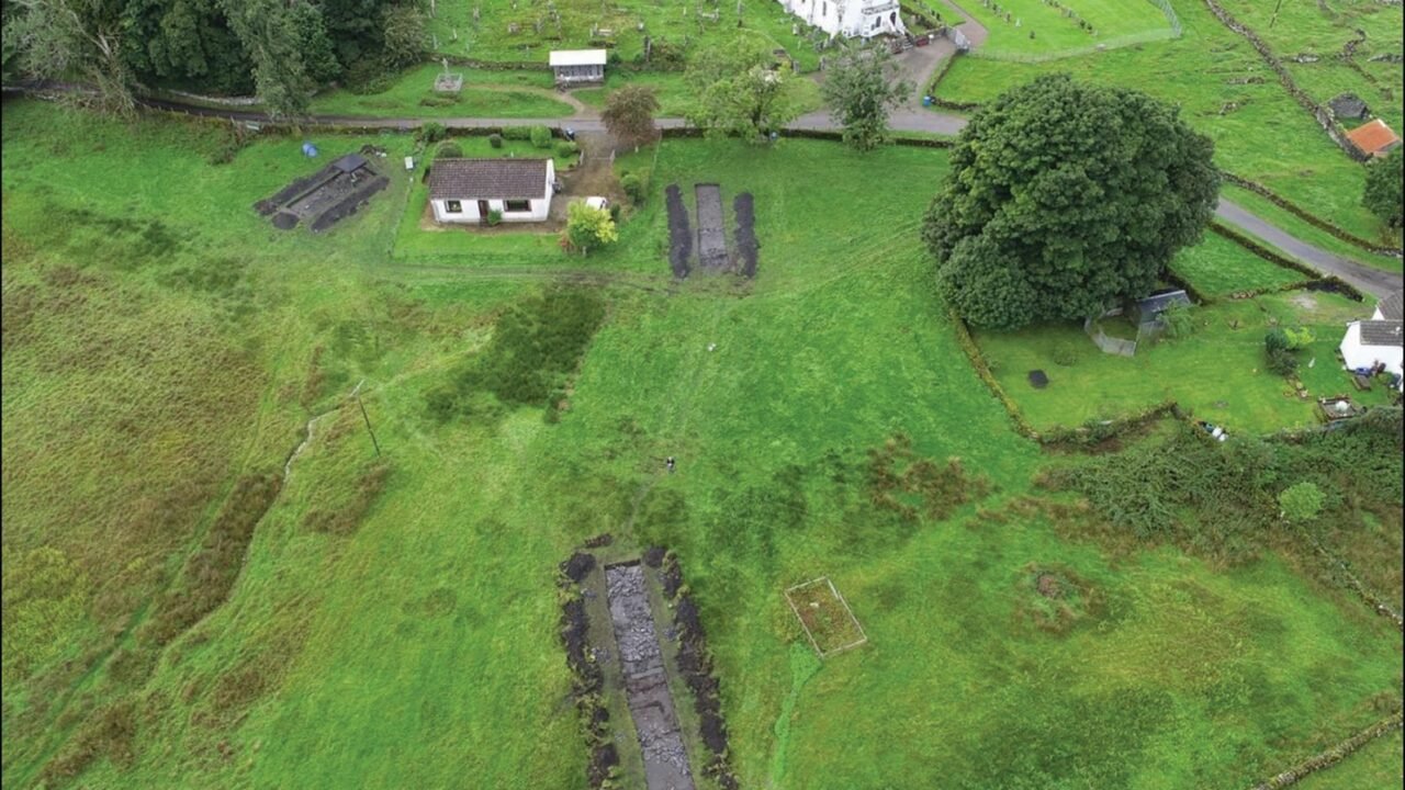 Un voluntario y una arqueóloga descubrieron en Escocia uno de los monasterios medievales más importantes de Gran Bretaña