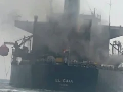 El régimen de Irán afirmó que cuatro petroleros se incendiaron tras chocar con minas en el estrecho de Ormuz