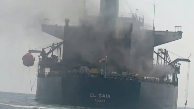 El régimen de Irán afirmó que cuatro petroleros se incendiaron tras chocar con minas en el estrecho de Ormuz