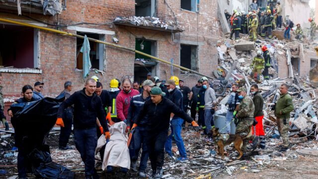 Rusia atacó con drones y misiles seis regiones de Ucrania: al menos 19 muertos y daños en energía e industria militar