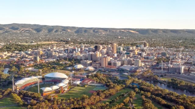 Fue fundada en 1836 y casi dos siglos después conserva su plan original: la ciudad australiana rodeada de parques que conecta playas y colinas