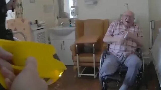 “¡Suelta el cuchillo!”: el impactante video del momento en que una policía británica usó una pistola eléctrica contra un anciano de 92 años en silla de ruedas