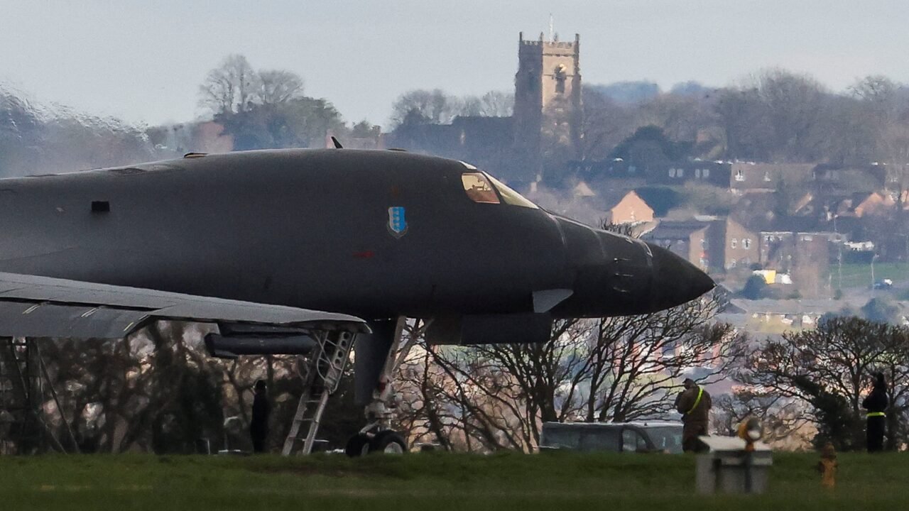 Detuvieron en Reino Unido a dos sospechosos por sus vínculos a Irán tras el incidente en la base aérea de Fairford