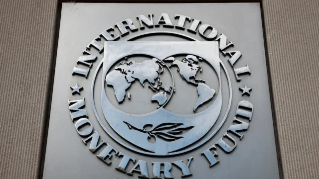 El staff del FMI aprobó la tercera revisión del acuerdo con la Argentina y allanó el camino para un desembolso de USD 900 millones