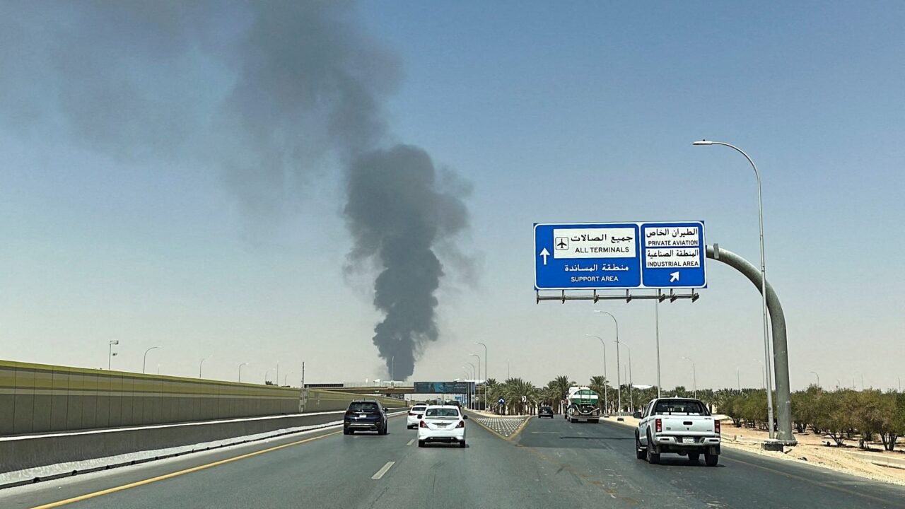 Arabia Saudita prometió represalias contra los hutíes mientras Yemen avanza en su ofensiva y la guerra se extiende al mar Rojo