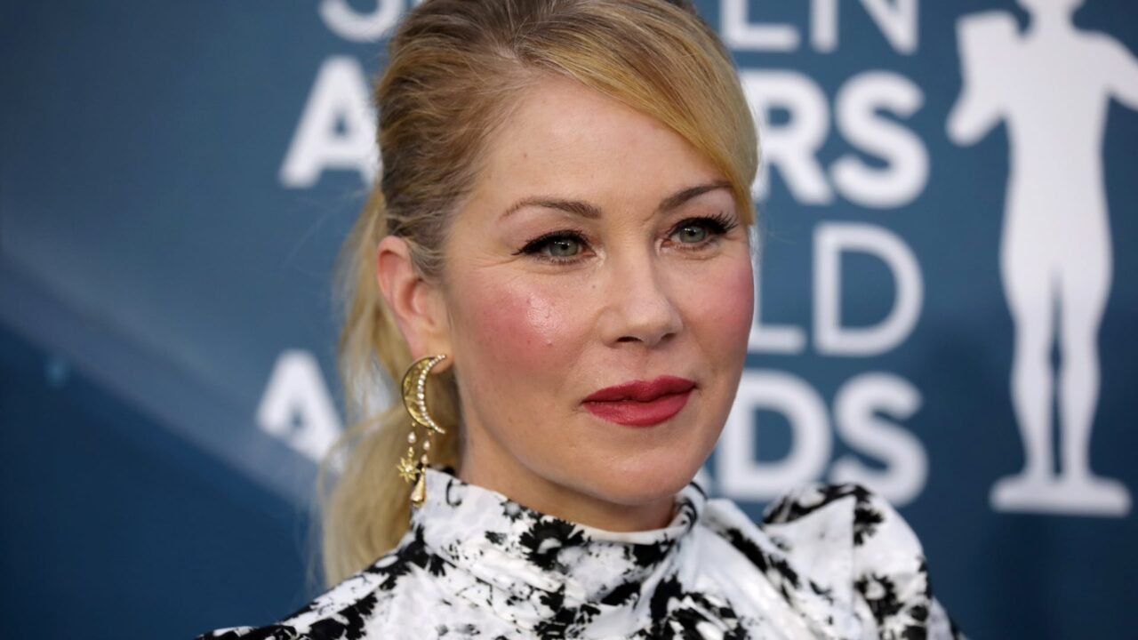 Christina Applegate rompe en llanto al revelar que nunca tuvo esclerosis múltiple: “Estoy en shock”