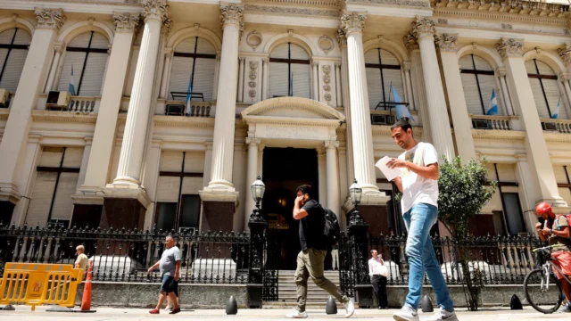 El Banco Central pone a punto una de las herramientas que usará para contener el dólar en 2027