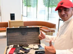 Hombre lleva su colección de 53 iPhone en Dubai para comprar dos iPhone Duo