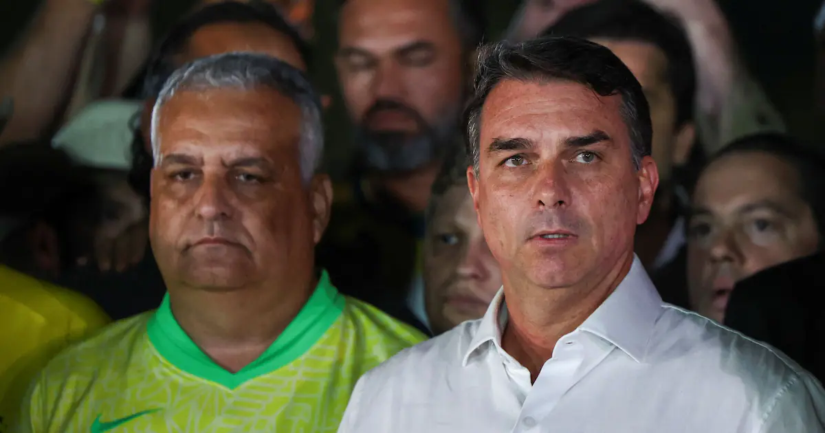 La Fiscalía investiga si el Gobierno encubrió la fuga de Flávio Bolsonaro y pide informes a Migraciones