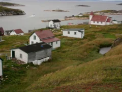 Cómo es Battle Harbour, la isla de Canadá sin autos ni internet donde los turistas pueden dormir en edificios históricos