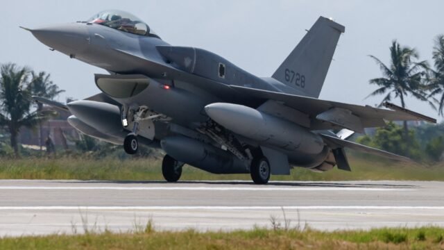 Taiwán recibió sus primeros aviones F-16V de Estados Unidos para fortalecer su defensa contra el régimen de China