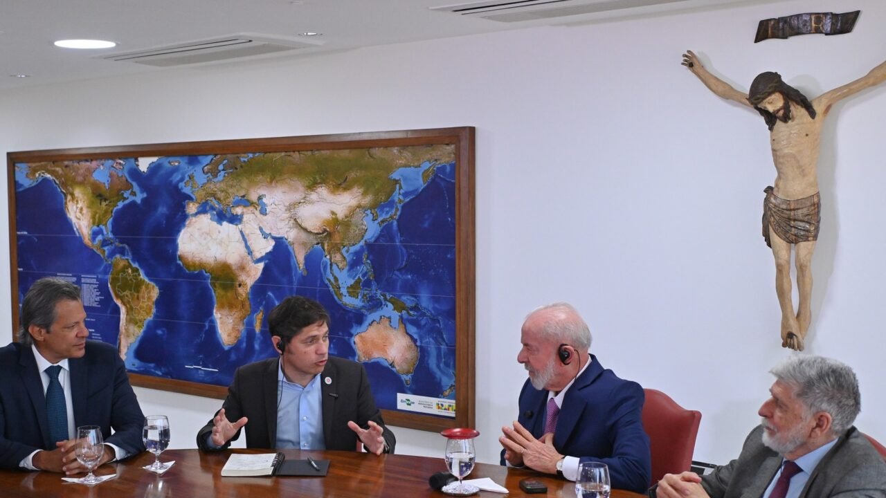 Axel Kicillof aseguró que la derrota de Bolsonaro ante Lula representa un rechazo al modelo de «la motosierra de Milei»