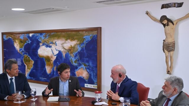 Axel Kicillof aseguró que la derrota de Bolsonaro ante Lula representa un rechazo al modelo de «la motosierra de Milei»