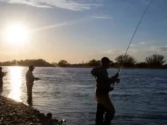 Menos playa, más pesca: el Nahuel Huapi atrae a los pescadores tras la crecida