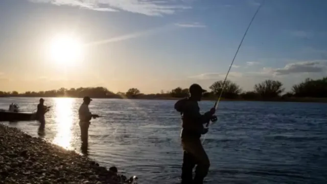 Menos playa, más pesca: el Nahuel Huapi atrae a los pescadores tras la crecida