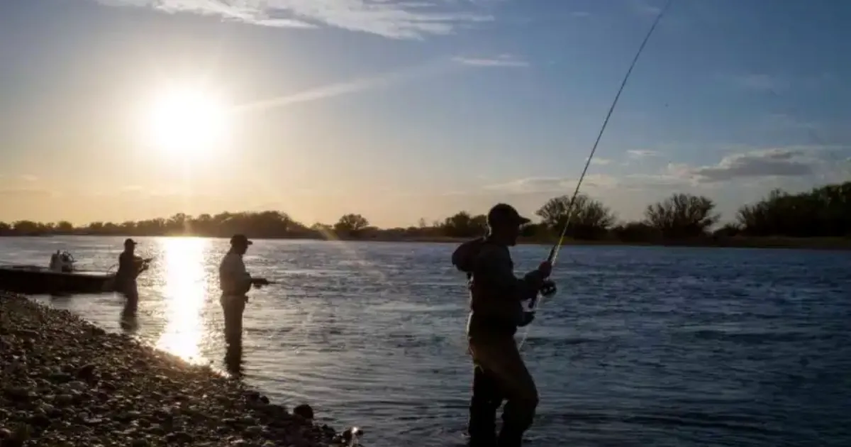 Menos playa, más pesca: el Nahuel Huapi atrae a los pescadores tras la crecida