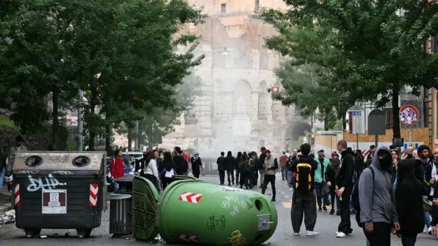 Protestas en Italia: represión policial y cañones de agua contra una masiva huelga por el costo de vida